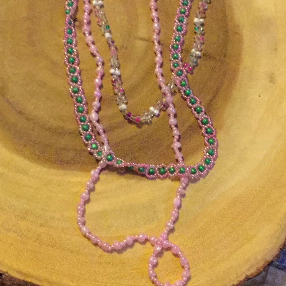 3 women neckace colors